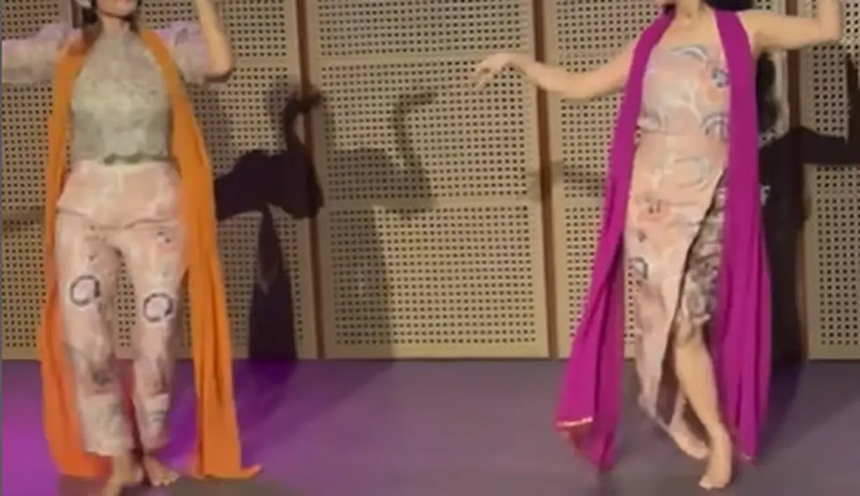 Sebelum resmi tampil , Ariel Tatum dan Happy Salma sedikit spill kebolehannya menari Jaipong [@happysalma]