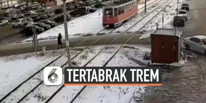 VIDEO: Berbalik Arah Secara Tiba-Tiba, Pria Rusia Tertabrak Trem