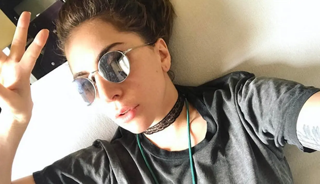 “Dia bekerja keras untuk tur dunianya itu dan sedang berusaha keras menjadwalkan ulang tanggalnya secepat mungkin. Dia tidak sabar melihat kalian semua,” lanjut tulisan tersebut. (Instagram/ladygaga)