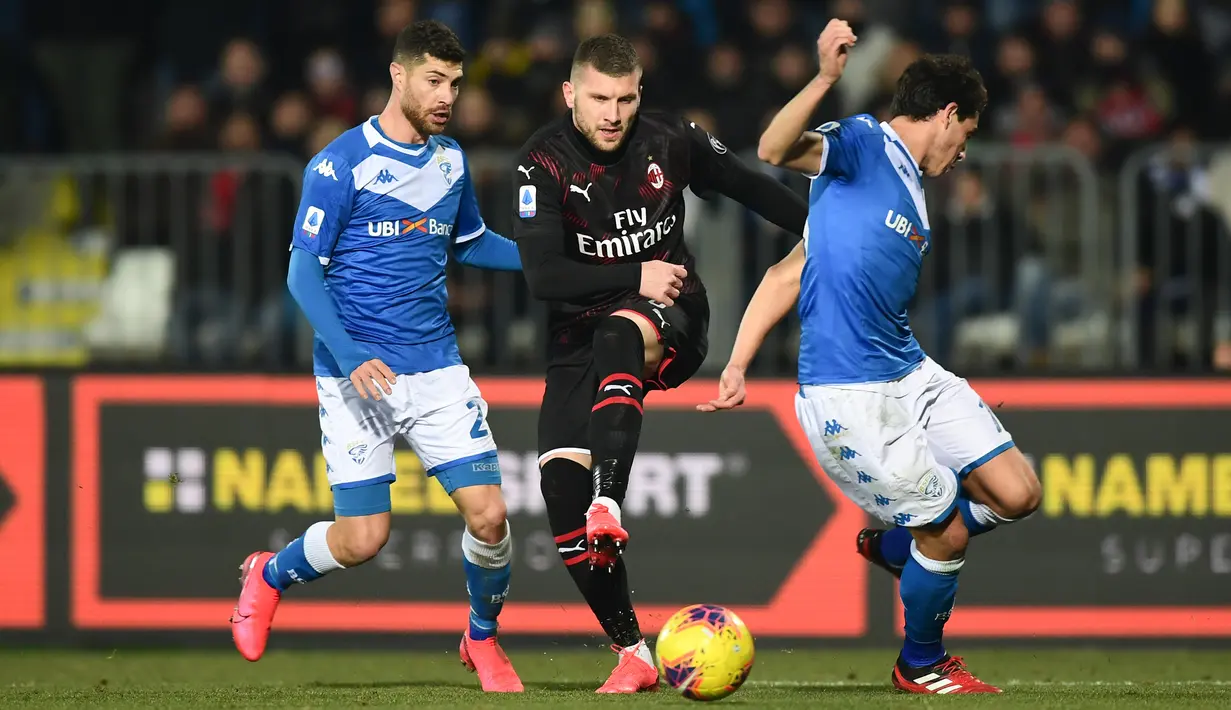 Penyerang AC Milan, Ante Rebic berebut bola dengan bek Brescia, Stefano Sabelli dan Andrea Cistana dalam pertandingan lanjutan kompetisi Liga Italia Serie A di Stadion Mario Rigamonti, Jumat (24/1/2020). AC Milan menang 1-0 lewat gol tunggal Ante Rebic. (MIGUEL MEDINA / AFP)