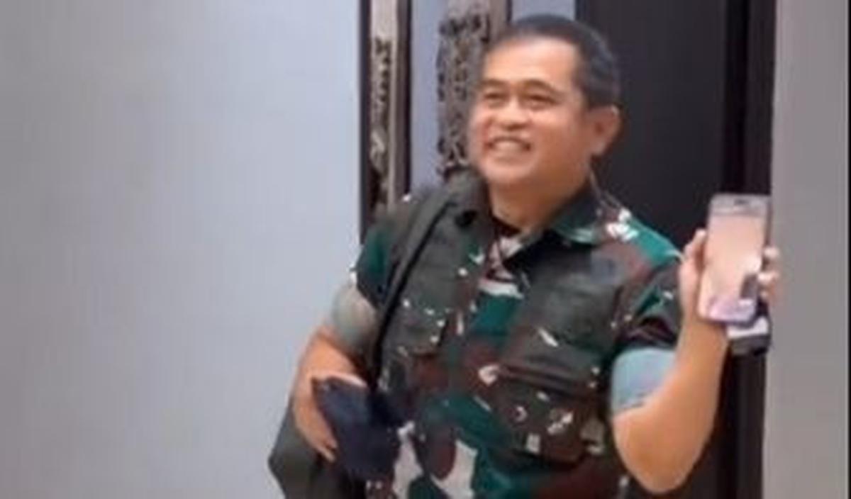 Tersenyum sumringah, jenderal bintang empat itu asyik berjoget saat mendengar lagu berjudul Cikini Gondangdia.<br>