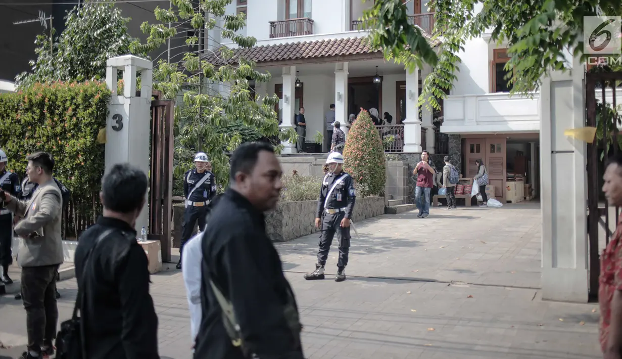 Suasana rumah duka mantan Menteri Tenaga Kerja era Presiden Soeharto, Cosmas Batubara di Jalan Cidurian Nomor 3, Cikini, Jakarta, Kamis (8/8/2019). Cosmas Batubara meninggal dunia pada Kamis, 8 Agustus 2019 pukul 03.27 WIB. (Liputan6.com/Faizal Fanani)