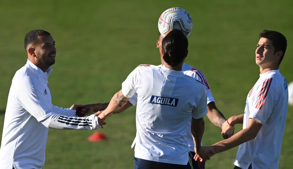Para pemain timnas Kolombia menghadiri sesi latihan menjelang perebutan juara ketiga Copa America 2021 melawan Peru, di Brasilia, Brasil, Kamis (8/7/2021). Laga Kolombia vs Peru akan digelar di Stadion Nasional, Sabtu, 10 Juli pada pukul 07.00 WIB. (EVARISTO SA/AFP)