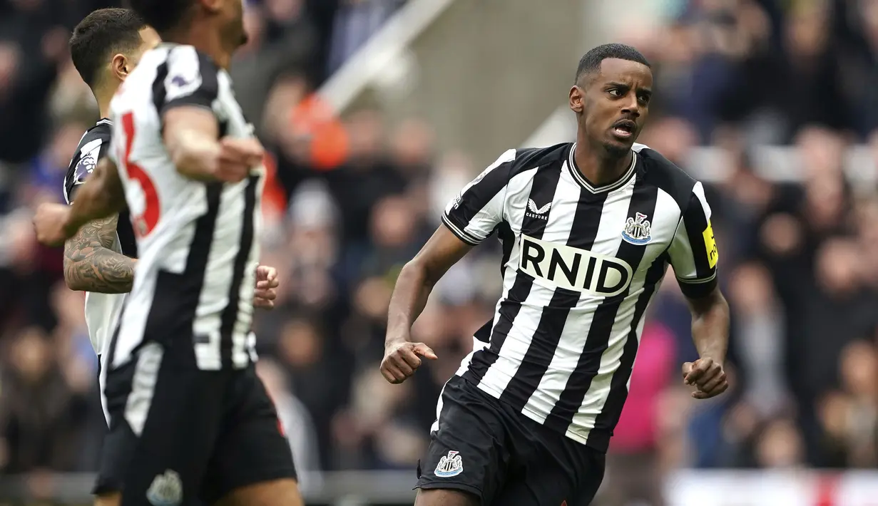 Di posisi ketiga, ada tiga pemain yang mengoleksi masing-masing 17 gol sejauh ini. Yang pertama adalah striker Newcastle United asal Swedia, Alexander Isak. Ketujuh belas golnya dihasilkan dari total 24 laga di Premier League musim ini, di mana ia sempat absen dalam 8 laga, tujuh di antaranya akibat cedera. (PA via AP Photo/Owen Humphreys)