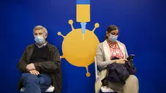 Orang-orang beristirahat setelah menerima vaksin virus corona COVID-19 di Pusat Vaksinasi COVID-19, Tel Aviv, Israel, Minggu (3/1/2021). Israel telah memberikan vaksin virus corona COVID-19 kepada lebih dari satu juta orang. (AP Photo/Oded Balilty)