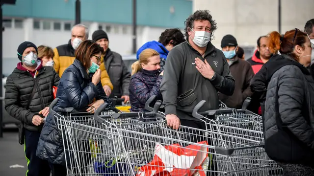 Warga Borong Makanan Supermarket di Italia