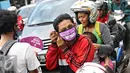 Pengendara motor memakai masker saat aksi damai dengan membagikan masker dan kipas kepada pengendara di Jakarta, Selasa (3/5). AJI juga menyatakan bahwa musuh kebebasan pers 2016 adalah kepolisian. (Liputan6.com/Immanuel Antonius)