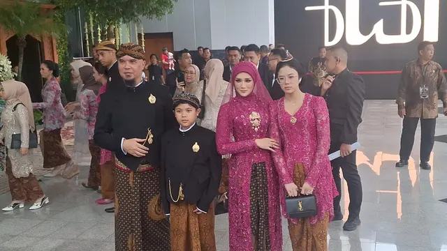 Ahmad Dhani dan keluarga.
