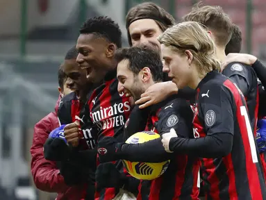 Para pemain AC Milan merayakan kemenangan atas Torino pada laga Coppa Italia di Stadion San Siro, Selasa (12/1/2021). AC Milan menang adu penalti dengan skor 5-4. (AP/Antonio Calanni)