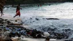 Warga bersiap berenang di pantai Pasir Putih, Manokwari, Papua Barat, Senin (15/8/2016). Tampak, sisa botol berserakan di pantai, kondisi ini bisa mengurangi daya tarik wisatawan menikmati keindahan alam Papua Barat. (Liputan6.com/Helmi Fithriansyah)