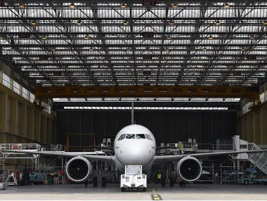 Sebuah pesawat Airbus A320neo bersiap untuk menjalani uji jarak menengah di hanggar Airbus, Saint-Martin-du-Touch, Toulouse, Perancis, (1/7/2014). (AFP PHOTO/ERIC Cabanis)