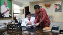 Menpora Imam Nahrawi (kanan) bersama anggota Paskibraka asal Bali, Komang Aji Tegak S saat menerima kunjungan tim Paskibraka di Kemenpora, Jakarta, Jumat (18/8). Tim Paskibraka melakukan kunjungan ke ruang kerja Menpora. (Liputan6.com/Helmi Fithriansyah)