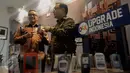 Presenter Tanah Air, Farhan, selaku pengguna aplikasi OLX (kiri) dan CEO OLX Indonesia, Daniel Tumiwa berbincang usai acara Peluncuran OLX Upgrade Indonesia, Jakarta, (14/8/2015). (Liputan6.com/Johan Tallo)