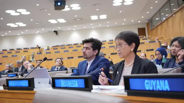 Menlu Retno dalam pertemuan tahunan Menlu OKI di New York diselenggarakan di sela-sela Sidang ke-77 Majelis Umum PBB. (Dok: Kemlu RI)