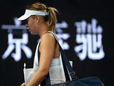 Petenis Rusia, Maria Sharapova meninggalkan lapangan setelah kalah dari Simona Halep dari Rumania pada  turnamen tenis China Terbuka di Diamond Court di Beijing, Rabu, (4/10). Sharapova kalah 6-2 6-2 dalam waktu 72 menit. (AP Photo/Mark Schiefelbein)