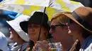 Penonton wanita saat menyaksikan pertandingan tunggal wanita di babak pertama antara Nao Hibino Jepang dan petenis Kroasia Donna Vekic pada hari kedua turnamen tenis Australia Terbuka di Melbourne (16/1). (AFP Photo/Paul Crock)