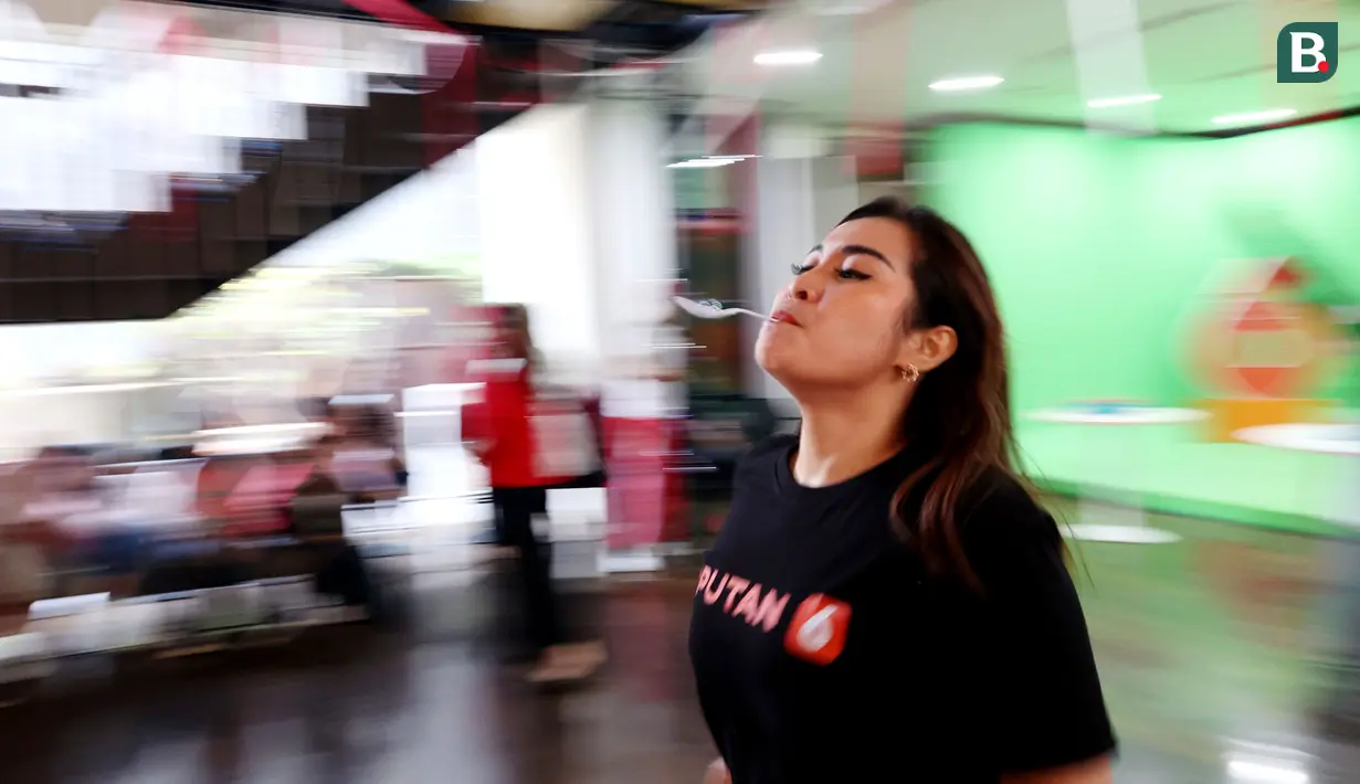 Karyawan KapanLagi Youniverse (KLY) saat mengikuti lomba balap kelereng pada perayaan HUT Kemerdekaan Republik Indonesia ke-78 di Kantor KLY Jakarta, Gondangdia, Jumat (18/8/2023). (Bola.com/M Iqbal Ichsan)