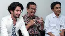 "Saya bersyukur banget saya bisa dapat ini karena ini salah satu penghargaan pertama saya di Asia Pasifik," ucap Reza Rahadian, di Pusat Perfilman H Usmar Ismail (PPHUI)‎, kawasan Kuningan, Jakarta Selatan, Kamis (3/8/2017). (Deki Prayoga/Bintang.com)