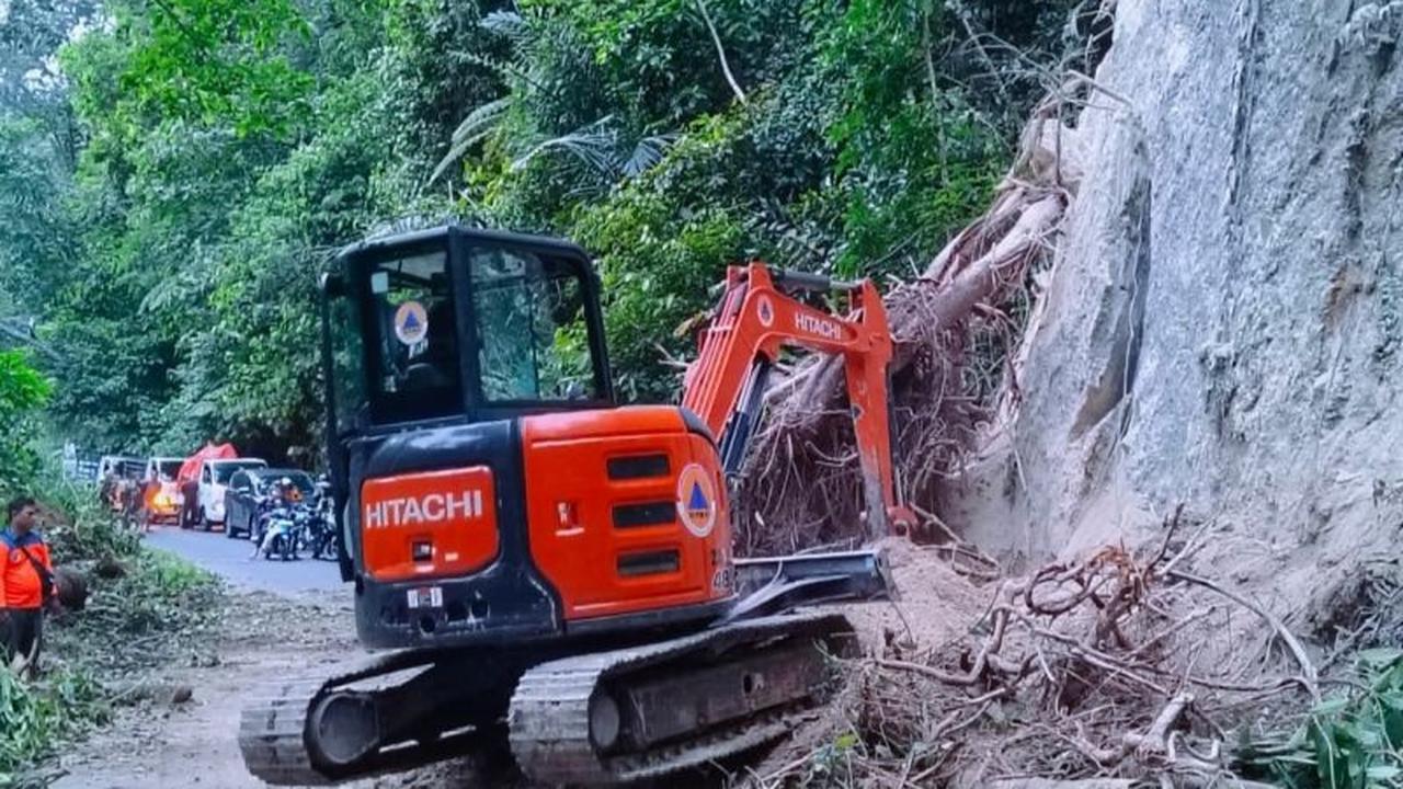 BPBD OKU Selatan Sigap Bersihkan Tanah Longsor, Arus Lalin Kembali Normal
