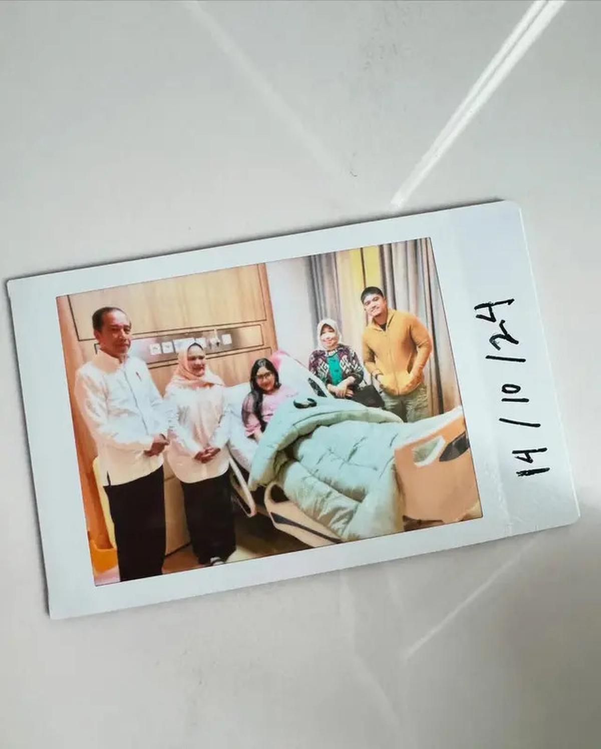 Erina Gudono Akhirnya Unggah Foto Keluarga Pertamanya Bersama Kaesang Pangarep dan Bebingah