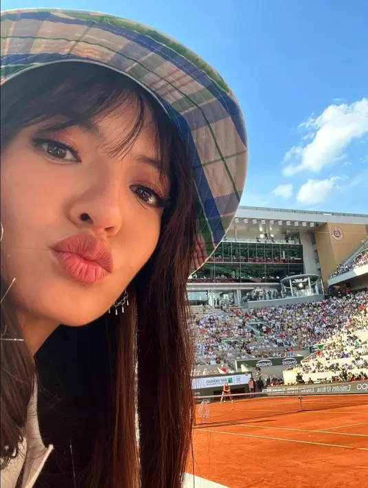 Raline Shah belakangan kerap berfoto selfie di berbagai acara. Tak ketinggalan Raline Shah yang kini punya banyak kenalan artis dan orang ternama di Eropa. Raline Shah seolah tak ingin melewatkan momen spesial saat idola bertanding tenis. (Liputan6.com/IG/ralineshah)
