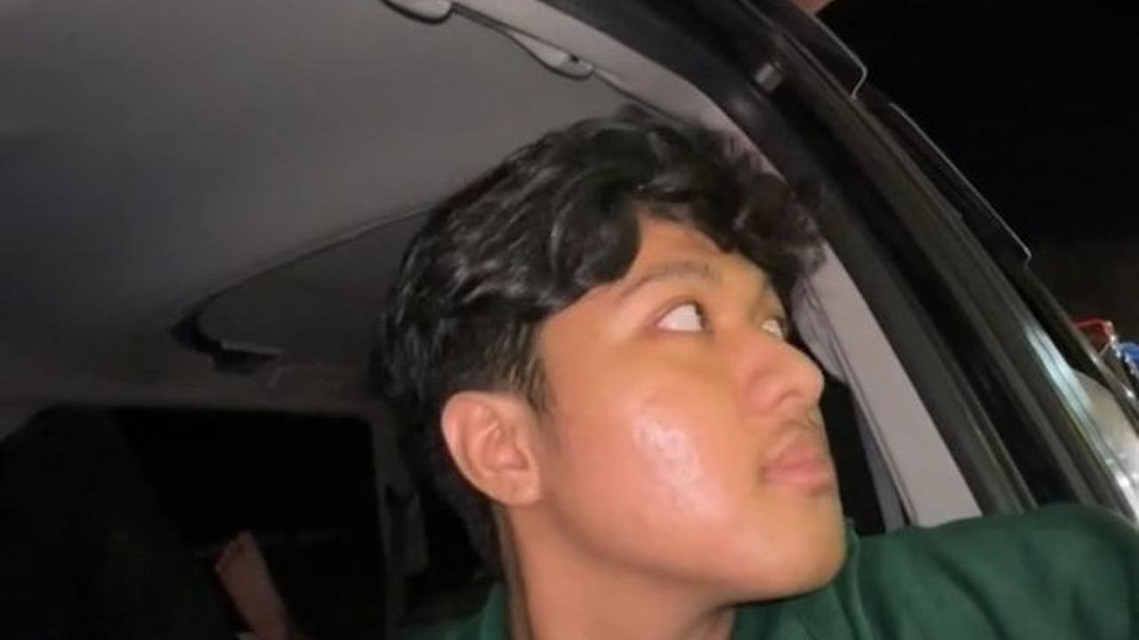 Kurang lebih mereka menunggu hingga 13 jam untuk akhirnya bisa naik ke kapal. Para pemudik pun bergantian memencet klakson karena sudah lelah menunggu untuk masuk ke dalam kapal.