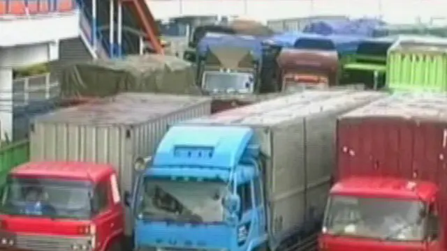 Musim Libur-Cuaca Buruk, Truk Antre di Bakauheni