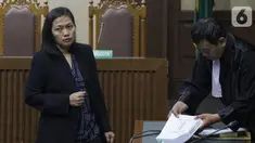 Terdakwa perantara suap mantan anggota DPR Bowo Sidik Pangarso, M Indung Andriani (kiri) usai menjalani sidang pembacaan tuntutan di Pengadilan Tipikor, Jakarta, Rabu (16/10/2019). M Indung Andriani dituntut 4 tahun penjara dan denda Rp 200 juta. (Liputan6.com/Helmi Fithriansyah)