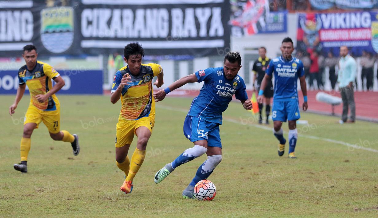 Pemain Persib Bandung, Zulham Zamrun (kanan) berebut bola dengan pemain Persiba Balikpapan, Hanif Abdurrauf pada lanjutan Torabika SC 2016  di Stadion Wibawa Mukti, Cikarang, Sabtu (1/10/2016). (Bola.com/Nicklas Hanoatubun)