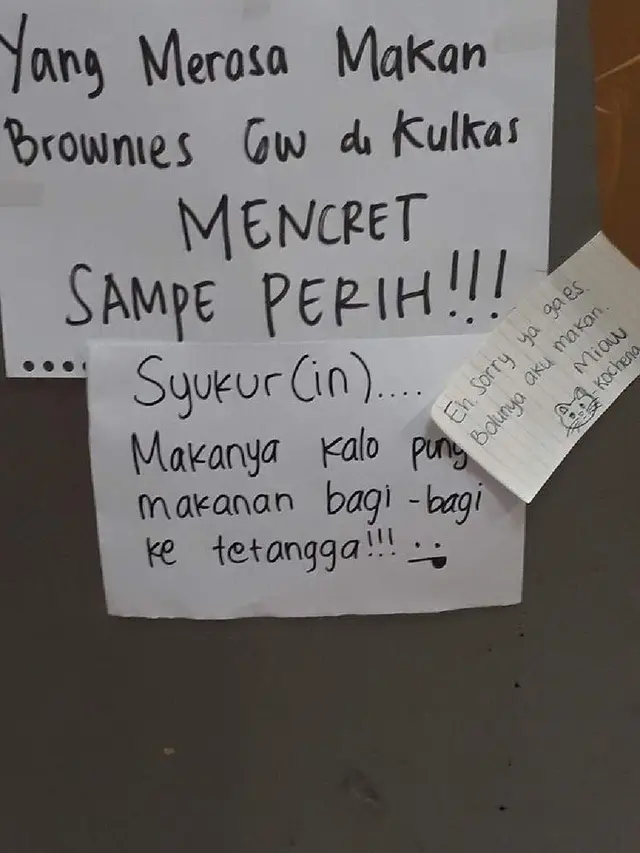 Notes warning di berbagai sudut kos