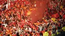 Para suporter Makedonia Utara memadati tribun sebelum dimulainya laga Grup C kualifikasi Euro 2024 antara Timnas Inggris menghadapi Makedonia Utara di Old Trafford, Manchester (19/6/2023). (AP Photo/Dave Thompson)