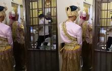 Momen Haru Gadis Cantik Berbaju Pengantin Bareng Calon Suami Datangi Ayah di Penjara Minta Restu, Aksinya Banjir Apresiasi