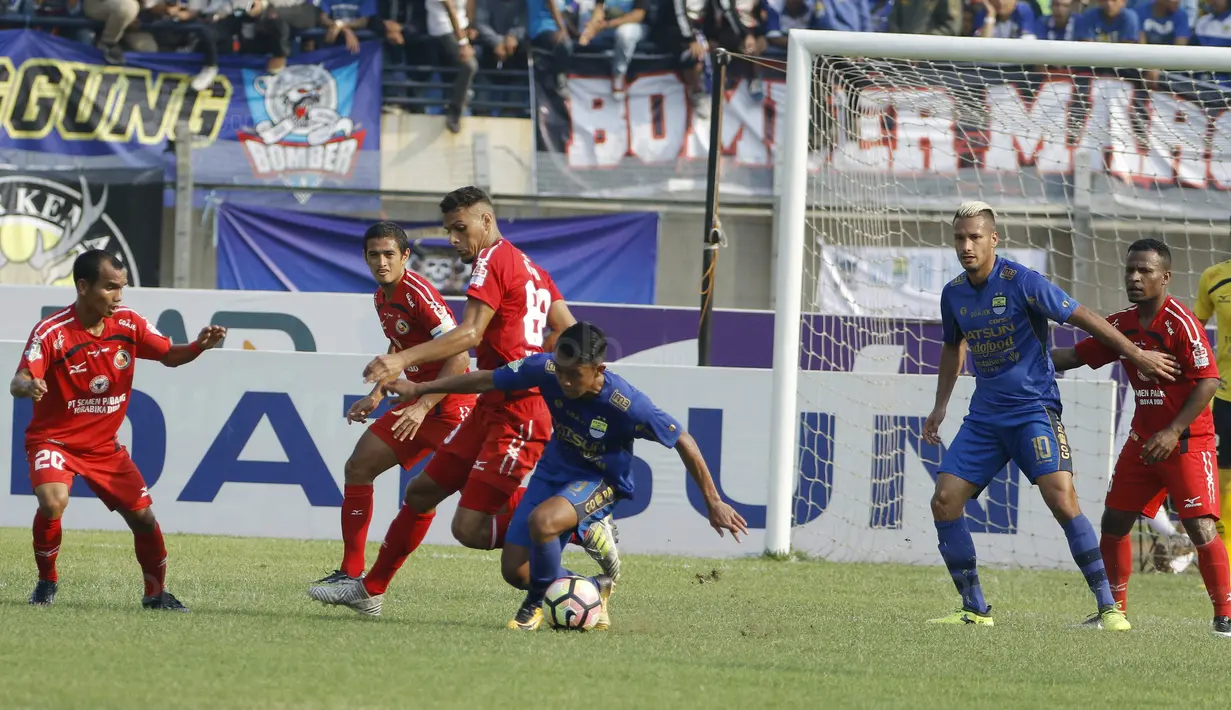 Gelandang Persib, Febri Hariyadi, berusaha melewati pemain Semen Padang pada laga Liga 1 Indonesia di Stadion Si Jalak Harupat, Bandung, Sabtu, (9/9/2017). Persib ditahan imbang 2-2 oleh Semen Padang. (Bola.com/M Iqbal Ichsan)