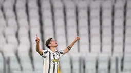Penyerang Juventus, Paulo Dybala berselebrasi setelah mencetak gol kedua untuk timnya ke gawang Napoli pada laga tunda pekan ketiga Serie A di Allianz Stadium, Kamis (8/4/2021) dini hari WIB. Juventus menang 2-1 atas Napoli lewat gol yang dicetak Ronaldo dan Dybala. (Fabio Ferrari/LaPresse via AP)