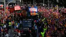 Para pemain Barcelona berada di atas bus saat melakukan parade u di Barcelona (30/4). Dengan bus atap terbuka, Lionel Messi dan kawan-kawan memamerkan Piala Liga Spayol dan juga Piala Copa del Rey. (AP/Manu Fernandez)