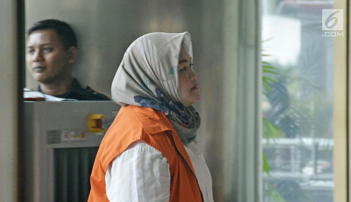 Tersangka Bupati Bekasi nonaktif, Neneng Hassanah Yasin tiba di Gedung KPK, Jakarta, Senin (22/10). Diduga, realiasasi pemberian suap izin proyek Meikarta sampai saat ini sekitar Rp 7 miliar melalui beberapa Kepala Dinas. (Liputan6.com/Herman Zakharia)