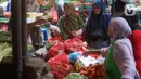 <p>Aktivitas jual beli menggunakan kantong plastik di pasar tradisional di Jakarta, Kamis (9/1/2020). Berdasarkan Pergub Nomor 142 Tahun 2019, para pengelola usaha bisa dikenakan denda mencapai Rp 25 juta apabila melanggar aturan tentang penggunaan kantong plastik. (Liputan6.com/Immanuel Antonius)</p>