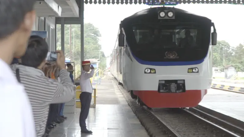 Beberapa penumpang tengah menunggu menyaksikan tes perdana jalur kereta api dari Stasiun Cibatu menuju Stasiun Garut, Jawa Barat tahun lalu.