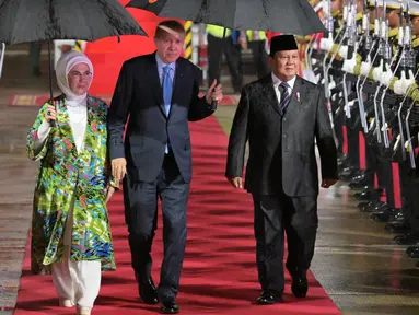 Presiden Republik Indonesia, Prabowo Subianto (kanan) berjalan bersama Presiden Turki Recep Tayyip Erdogan (tengah) dan istrinya Emine Erdogan setibanya di Jakarta pada 11 Februari 2025. (BAY ISMOYO/AFP)