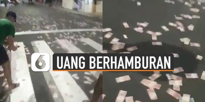 VIDEO: Viral Uang Berhamburan di Jalan