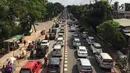 Suasana kemacetan di kawasan Tanjung Barat, Jakarta Selatan, Senin (1/1). Tingginya volume kendaraan menyebabkan Jakarta tetap mengalami kemacetan meskipun pada saat libur Tahun Baru. (Liputan6.com/Immanuel Antonius)