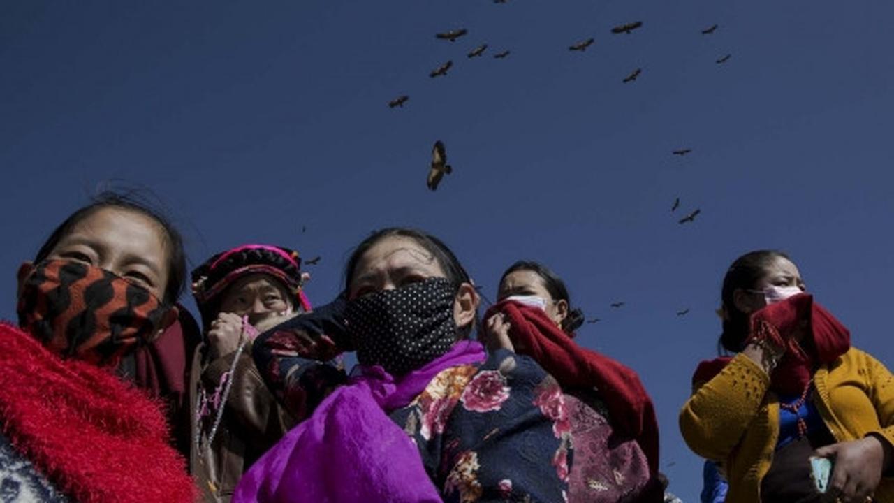 Menengok tradisi pemakaman langit masyarakat Tibet yang mengerikan