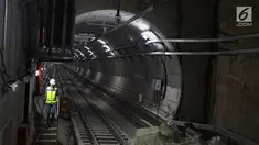 Pekerja melintas di Stasiun Mass Rapid Transit (MRT) Senayan, Jakarta, Senin (11/6). Progres pembangunan MRT Jakarta Fase I yang menghubungkan Lebak Bulus-Bundaran HI terus menunjukkan perkembangan. (Liputan6.com/Angga Yuniar)