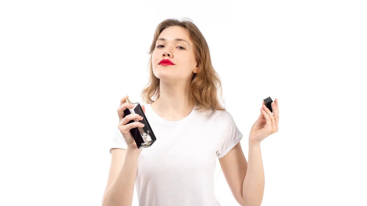 Floral, Fruity, atau Woody? Ini Aroma Parfum yang Pas Buat Si Social Butterfly (photo by freepik.com)