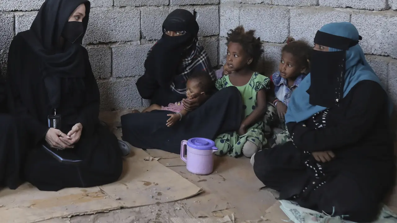 Angelina Jolie Kunjungi Kamp Pengungsi di Yaman