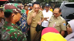 Ahok didampingi jajarannya saat blusukan di Bukit Duri, Jakarta, Senin (20/2). Ahok mengatakan untuk wilayah Bukit Duri, tidak ada cara lain untuk menanggulangi banjir selain normalisasi. (Liputan6.com/Helmi Afandi)