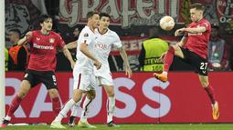 Bermain di depan publik sendiri, Leverkusen langsung tampil menyerang dan nyaris mencetak gol pada menit ke-11. (AP Photo/Martin Meissner)