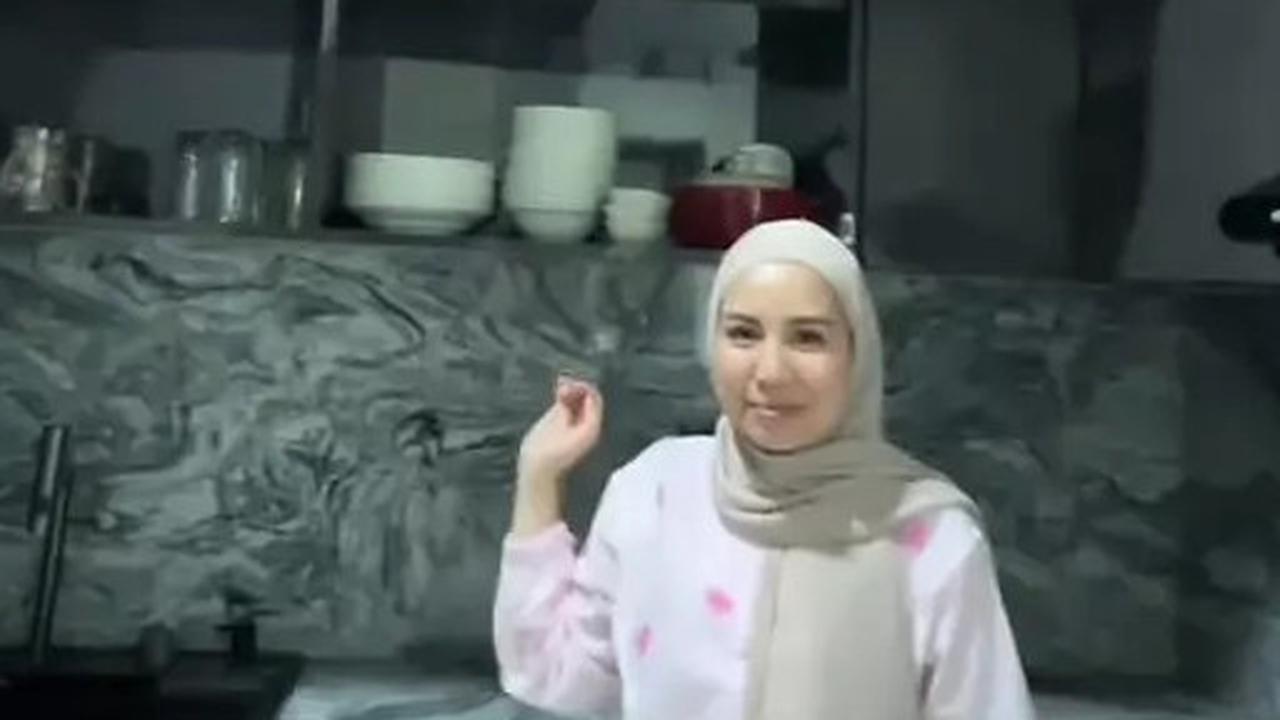 6 Potret Dapur Mewah Tya Ariestya, Dilengkapi Fasilitas Serba Canggih - Kabinet Buka Tutup Otomatis