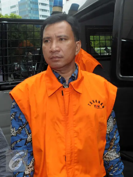 Anggota DPRD Muba, Dear Ujang M Amin ditahan KPK, Jakarta, Selasa (26/4). Enam anggota DPRD Muba ditahan terkait suap Laporan Keterangan Pertanggung Jawaban (LKPJ) 2014 dan pengesahan APBD Kabupaten Muba tahun 2015. (Liputan6.com/Helmi Afandi)