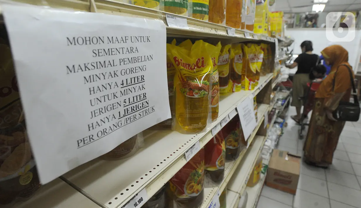 Pembeli berbelanja dekat kertas pemberitahuan pembatasan pembelian di supermarket Kawasan Cirendeu, Tangsel, Rabu (18/3/2020). Satgas Pangan meminta pedagang membatasi penjualan bahan pokok yakni beras, gula, minyak goreng dan mi instan untuk menjaga stabilitas harga. (merdeka.com/Arie Basuki)